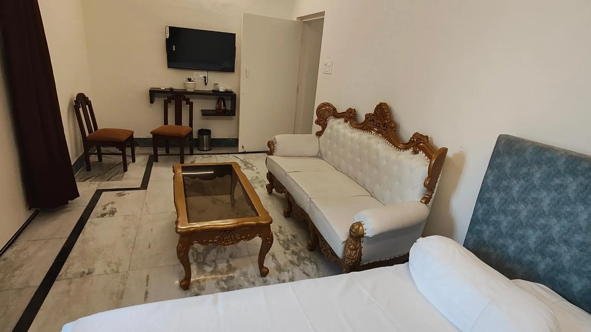 Shivoham Suites فاراناسي 0*,